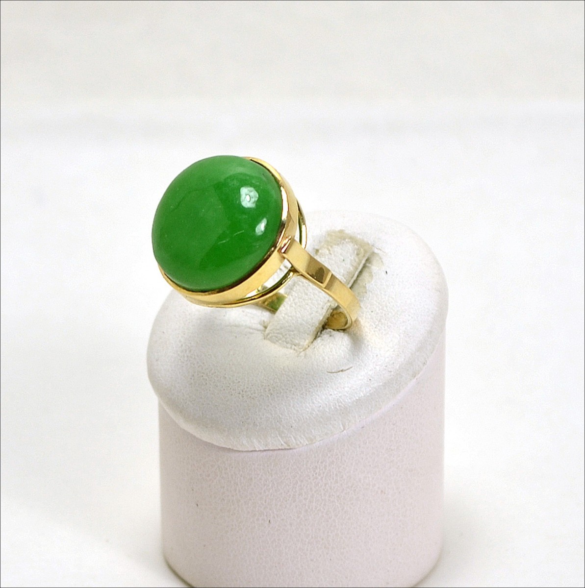 ANELLO IN ORO GIALLO 18 kt CON CABOCHON DI GIADA VERDE OGNK 0100