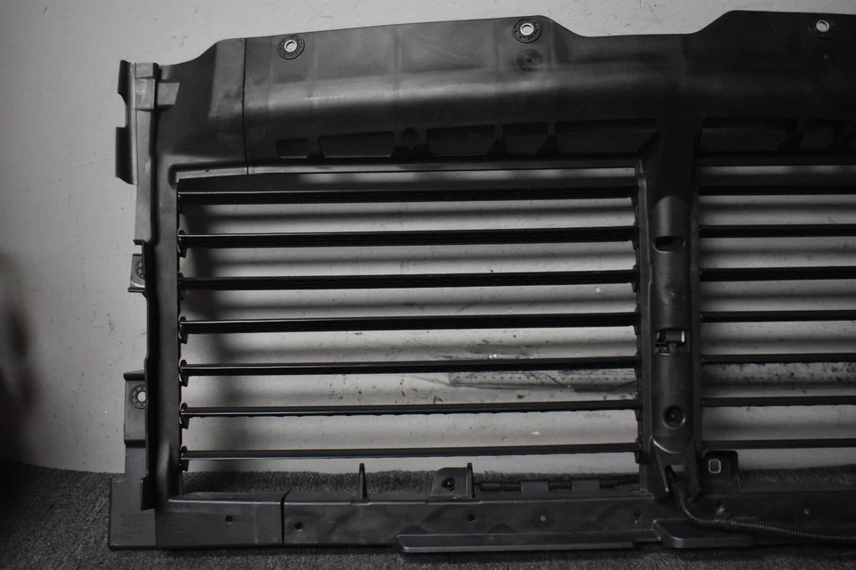 Chevrolet Suburban Shutter 2021-2023 OEM de fábrica Foto 2 de 4