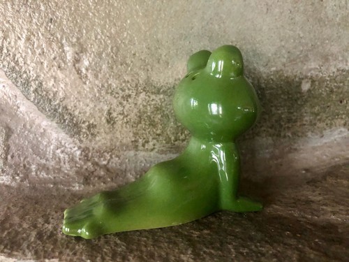 CUTE GREEN GLAZED CERAMIC YOGA FROG SALT / PEPPER SHAKER FIGURINE - 第 11/12 張圖片