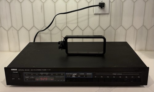 Vintage Yamaha  T-17 Natural Sound AM/FM Stereo Tuner (With Antenna)