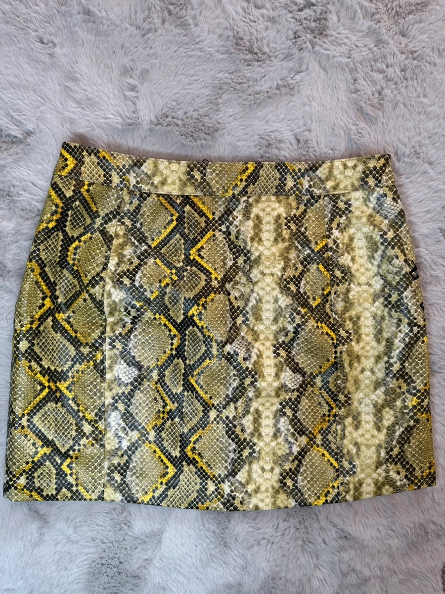 Minifalda Bershka estampado de serpiente talla L cintura alta imitación cuero nueva sin etiquetas