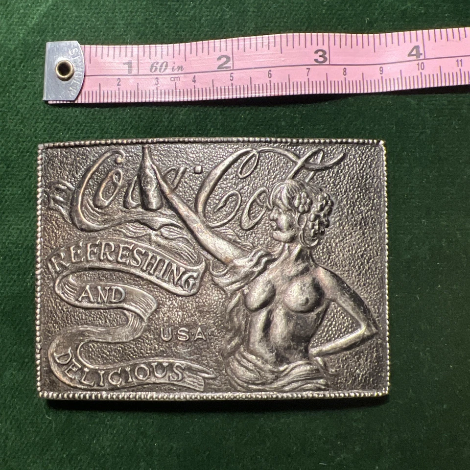 Hebilla de cinturón Coca-Cola de latón vintage Coca-Cola refrescante y delicioso dama en topless Foto 4 de 4