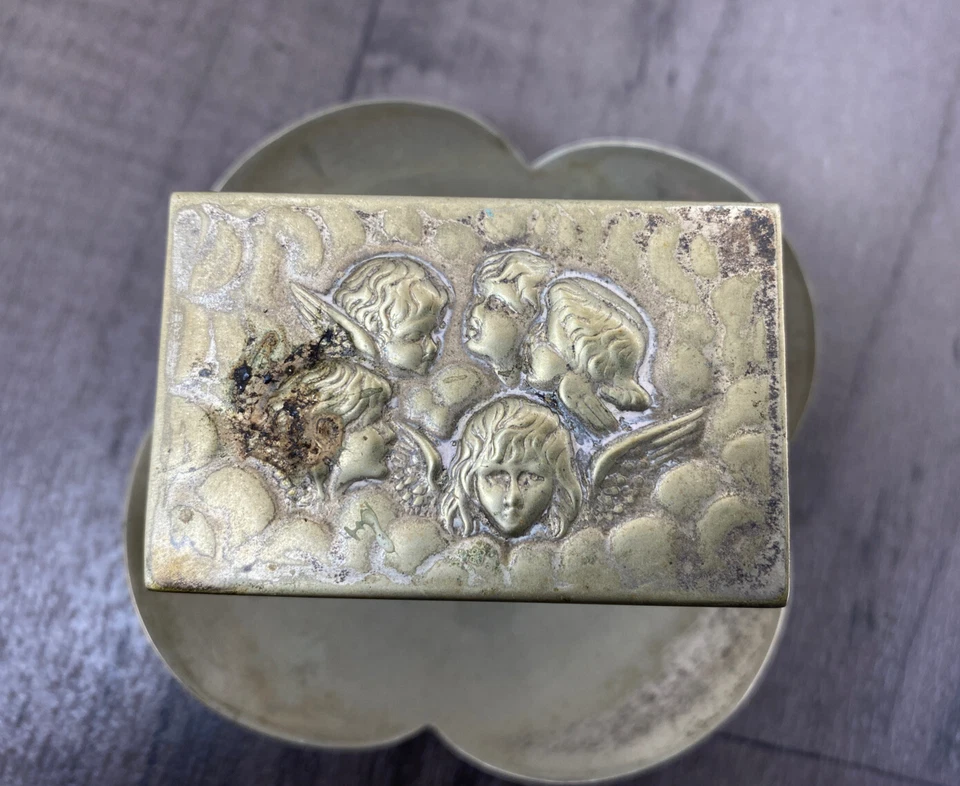 Cenicero y soporte de caja de fósforos antiguo Repousse Putti querubines vintage plato de plata Foto 2 de 4