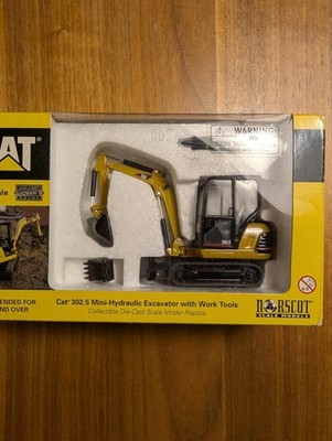 NORSCOT CAT 302.5 Modelbagger mit Wechselaufsätzen im Maßstab 1:32
