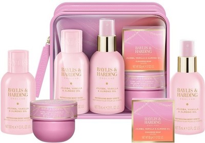 Baylis & Harding Jojoba, Vanilla & Almond 0il Geschenkset unterwegs