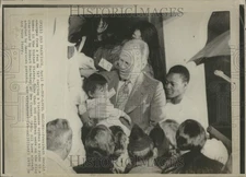 1975 Press Photo President Ford Vietnamese Orphan - DFPC39725