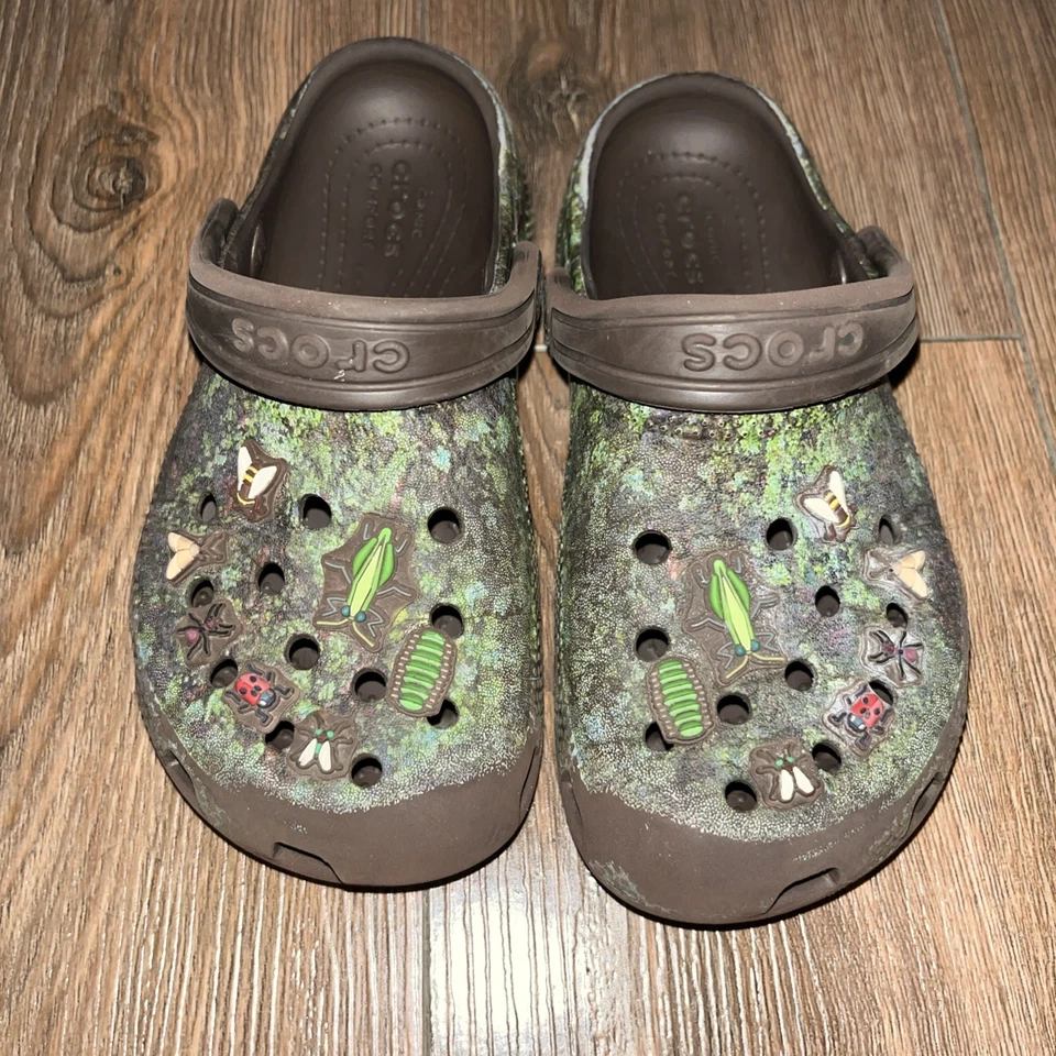 Sandalias Crocs Clásicas Zueco Niños Talla C12 Marrón Verde Sin Cordones con Dijes de Pluma Foto 4 de 4