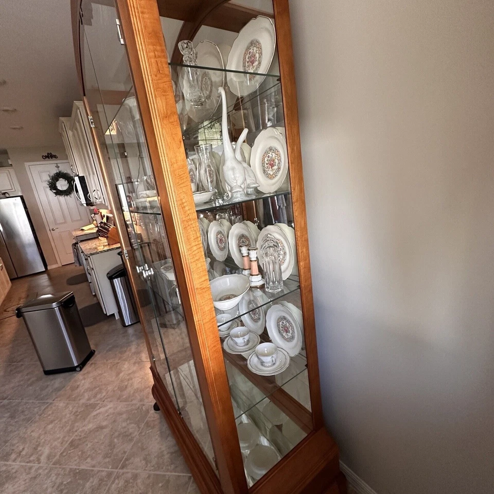 Gabinete de curiosidades Howard Miller Collectors Cape Coral Florida Ft. Myers Florida Área Foto 3 de 4