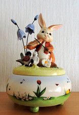 Goebel Spieluhr Hase mit Geige spielt  " Frühlingsmelodie "