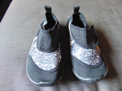 M&S Sandalen Reißbandverschluss ''Haie'' Aqua Socke UK11 (Baby) EU29 schwarz Mix neu mit Etikett