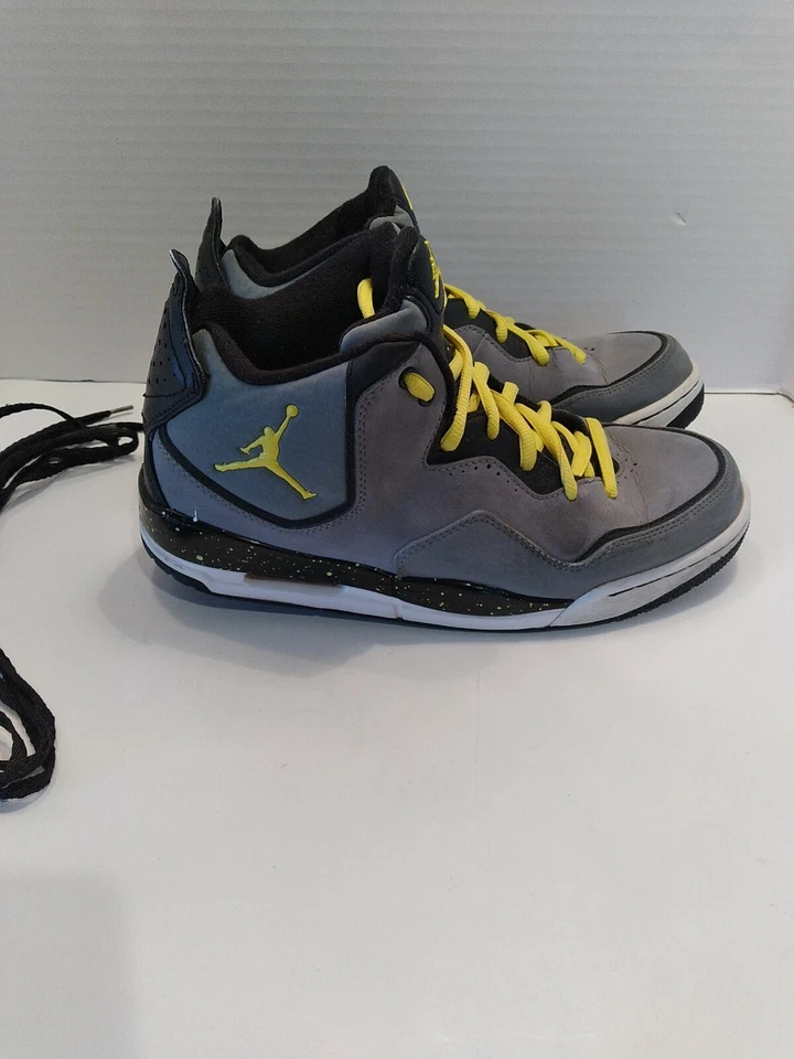 Talla 9 - Jordan Courtside Cool Gris Amarillo Sónico 2011 - Muy buen estado Foto 3 de 4