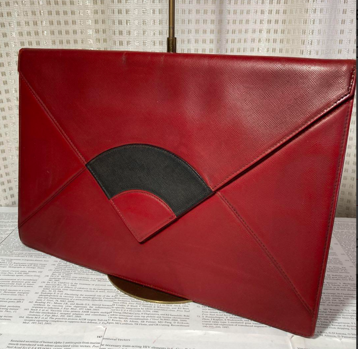 Yves Saint Laurent Borsa a pochette in pelle a forma di lettera vintage