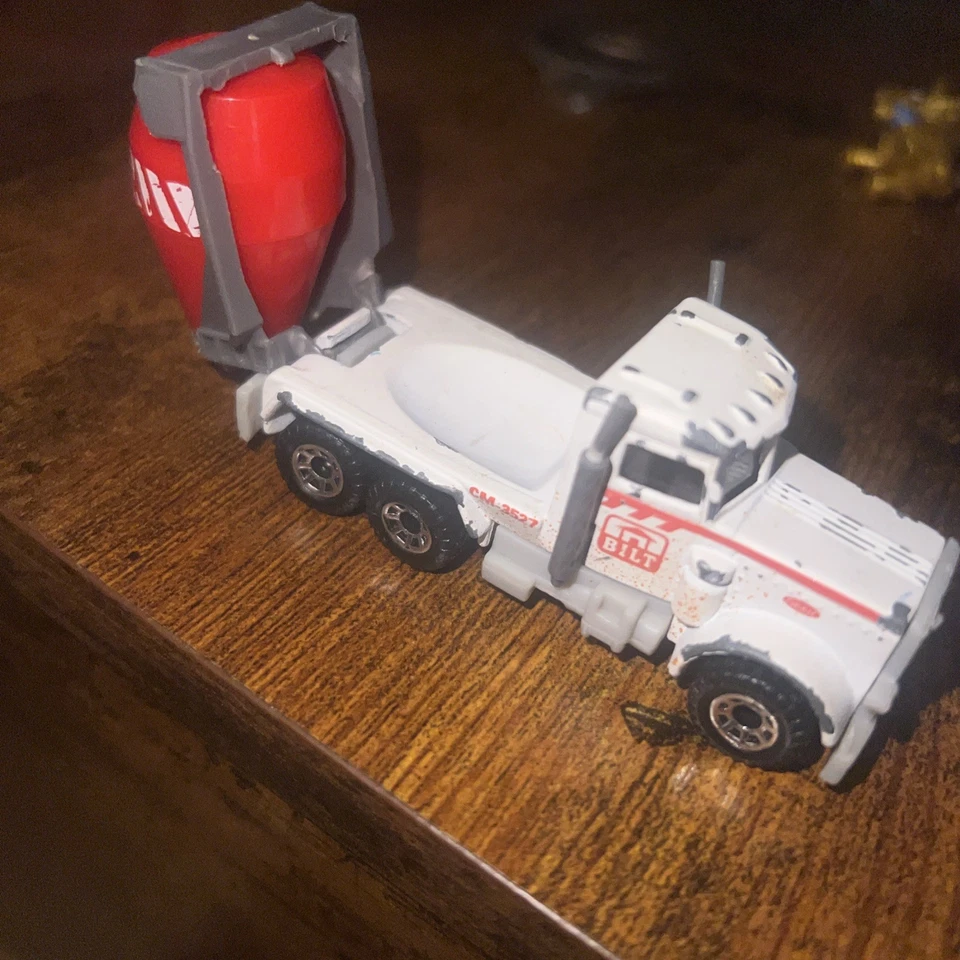 Camión fundido a presión de cemento Matchbox Peterbilt 1981 vintage, blanco y rojo, 1:80 Foto 3 de 4