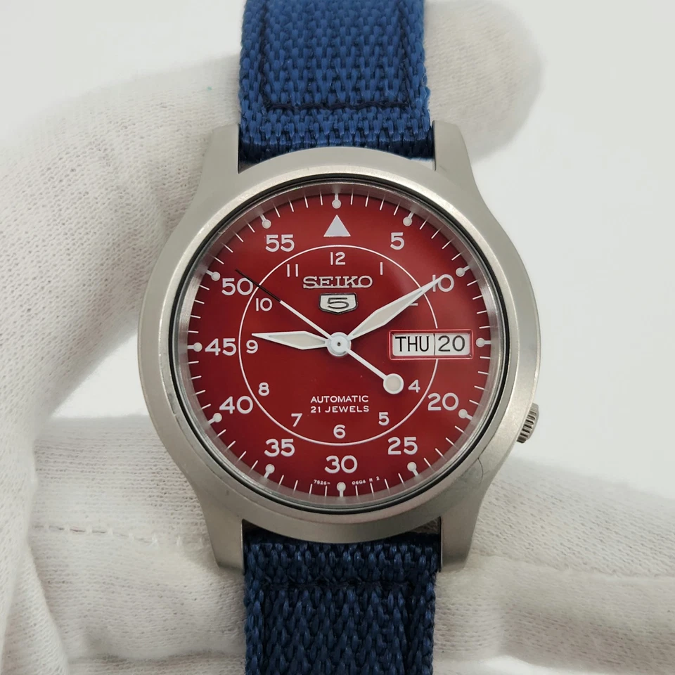 Reloj automático Seiko 5 para hombre día/fecha esfera roja 21 joyas SNKM95