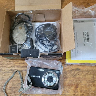 FUJIFILM Finepix J38 digital camera 12.2 MP - Complete in box