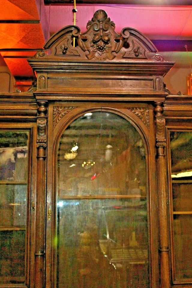 Antiguo gabinete estantería de nogal francés renacentista años 1800 Foto 2 de 4