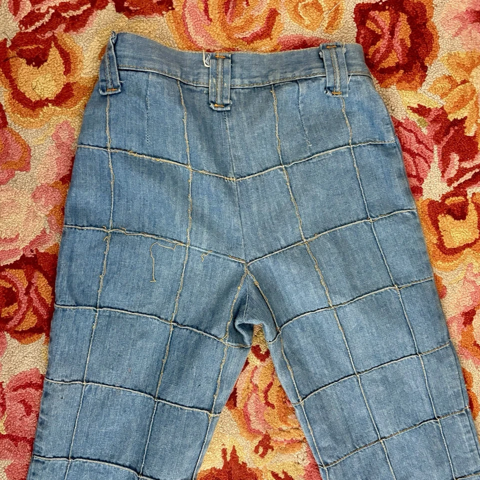 Pantalones de mezclilla acampanados con parte inferior campana retazos hechos a mano vintage de los años 70 para mujer talla 26 Foto 4 de 4