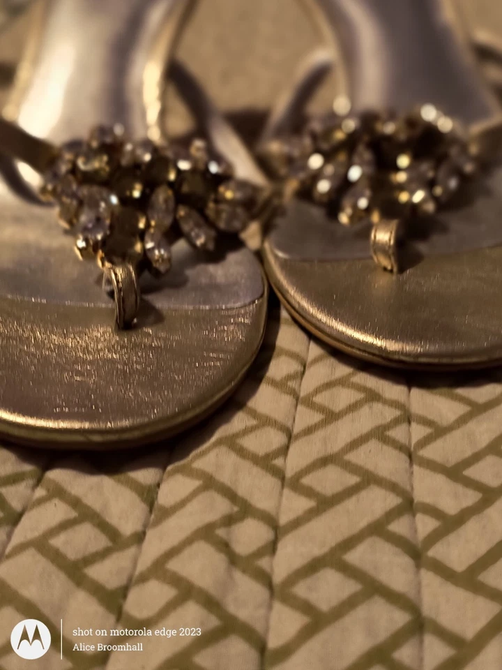 Sandalias de tacón de gatito Pelle Moda verde llamativo estrás talla 8,5/39 dorado plateado Foto 4 de 4