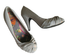 Decolte con tacco alto Rocket Dog argento seta iridescente nodo attorcigliato / taglia 71/2 M