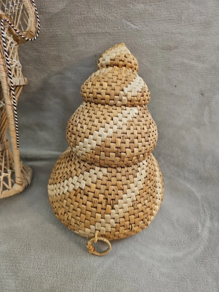 Mini silla de mimbre pavo real vintage con respaldo de abanico de ratán muñeca y cesta espiral colgante Foto 2 de 4