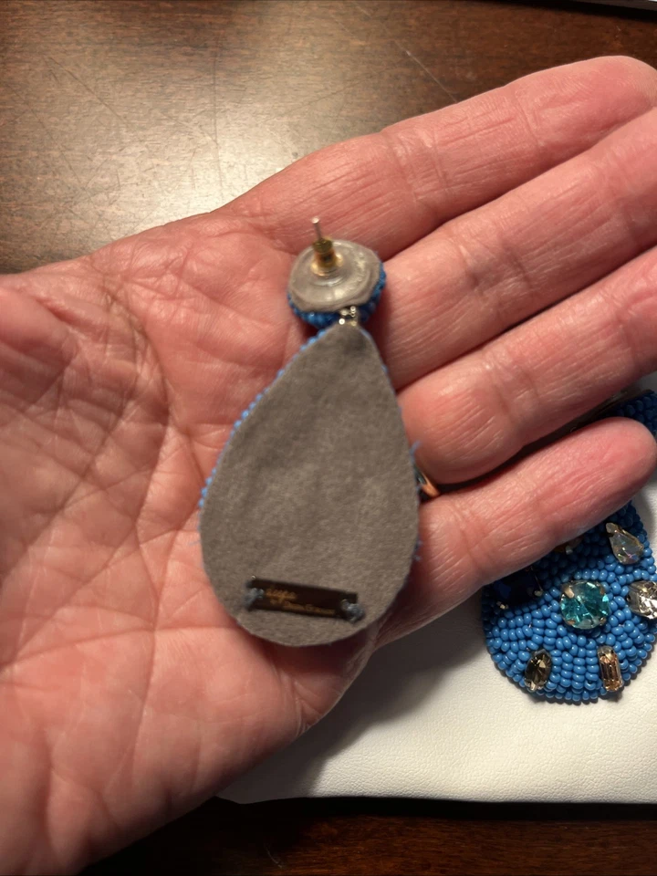 Brincos Deepa By Debra Gurnani contas azuis multi-strass 2,5” poste leve - Imagem 3 de 4