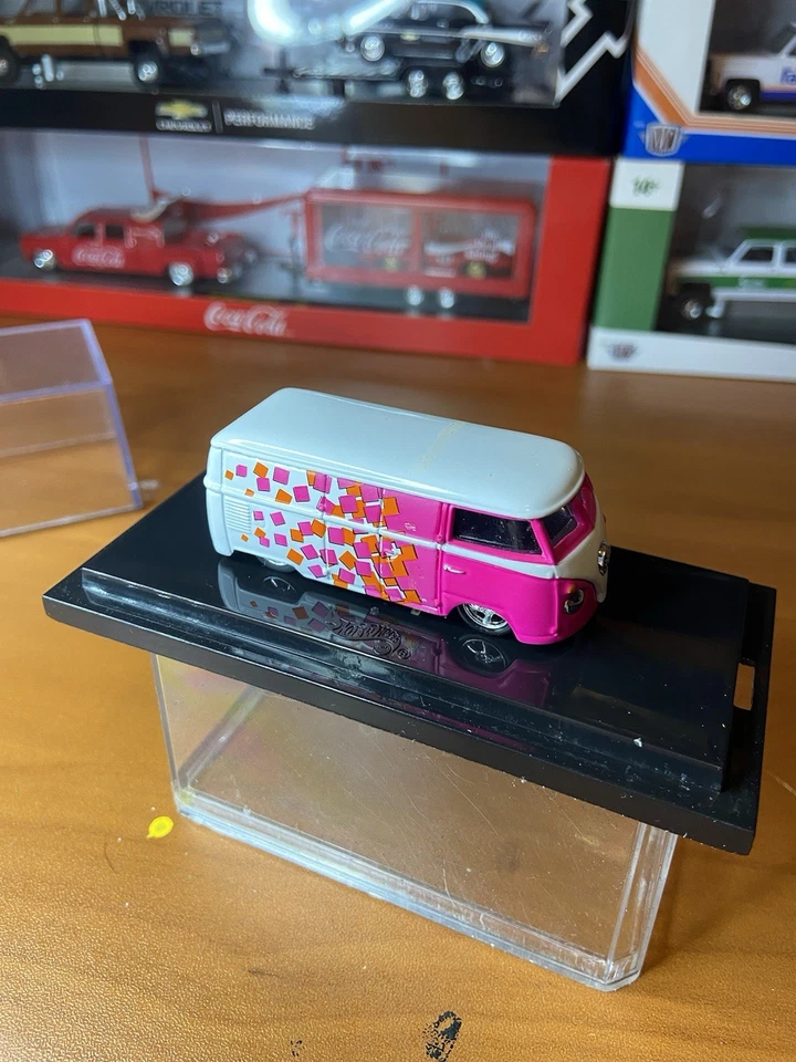 Microbús Volkswagen 100 % HotWheels caja negra vintage rosa y blanco suelto Foto 3 de 4