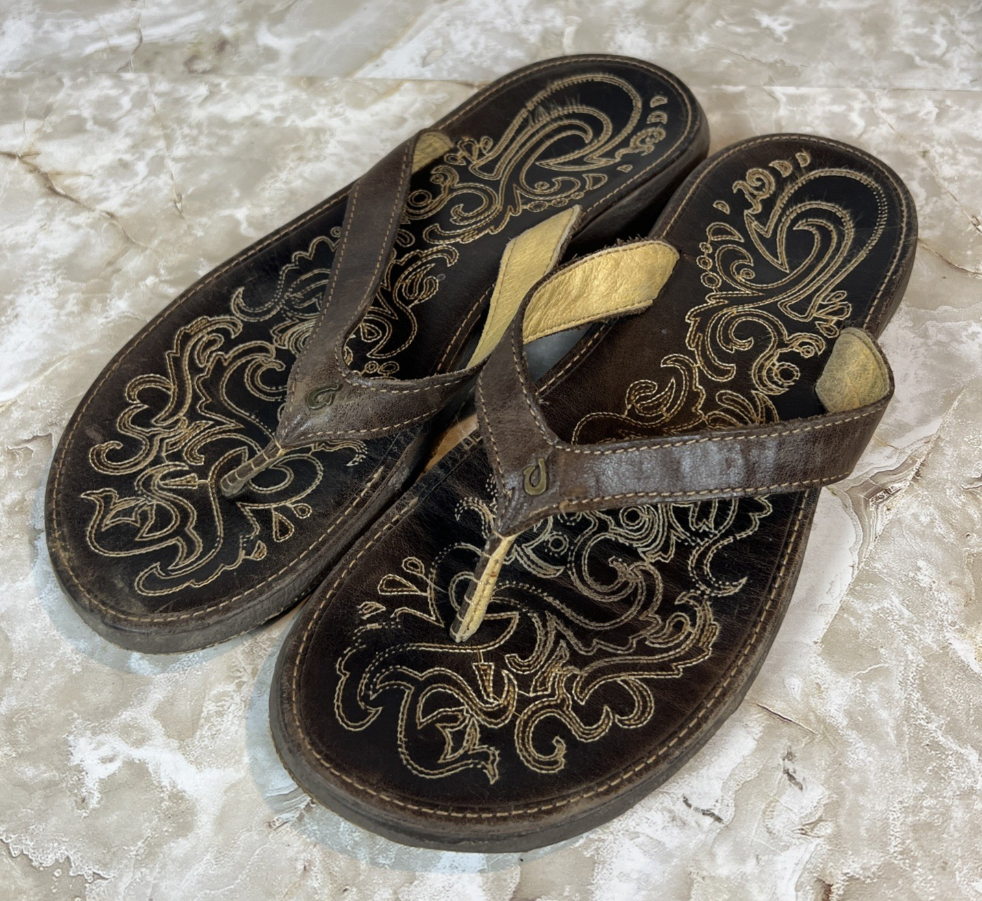 APL Olukai sandalo infradito donna Paniolo taglia 10 pelle marrone cucito perizoma scarpa