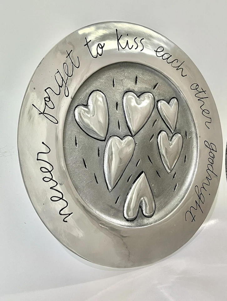 Plato de peltre Silvestri Never Forget to Kiss Goodnight de Sandra Magsamen 15" Foto 3 de 4