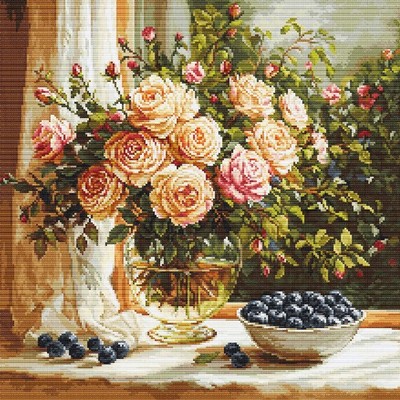 Luca-S Gobelin Stickpackung ''Gold Collection Vase mit Rosen und Blaubeeren'', Zäh