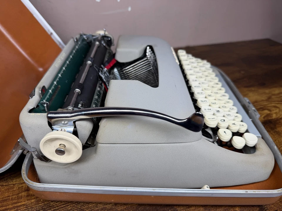 Ótimo! Máquina de escrever portátil Elite 1960 Smith-Corona silenciosa super vintage - Imagem 4 de 4