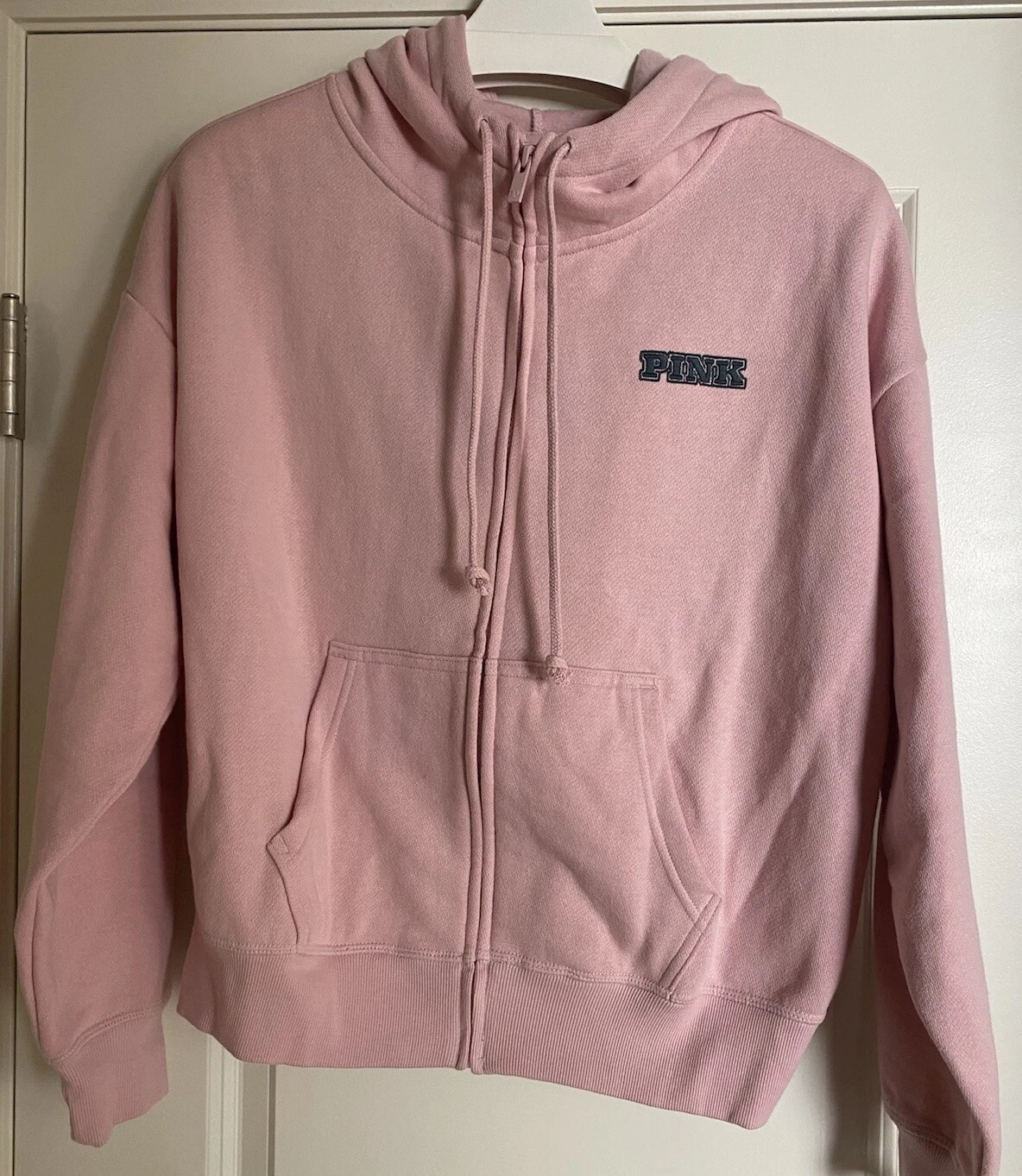 UNDERCOVER Felpa con cappuccio e zip intera Victoria's Secret ROSA Ivy Fleece Campus (cane rosa gesso) XS NUOVA CON ETICHETTE