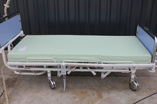 elektrisches Stiegelmeyer Pflegebett Krankenbett mit Galgen und Matratze