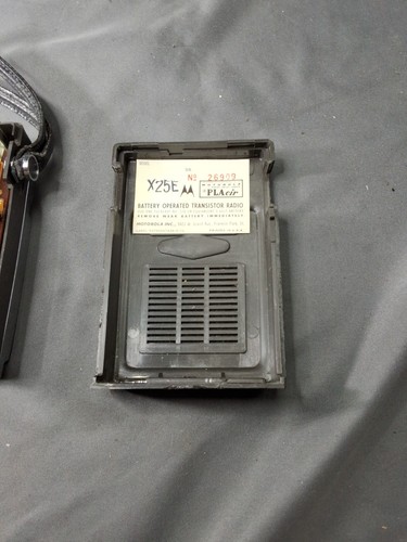 Radio Motorola X25E portatile a tutti i transistor radio cromata con cinturino e custodia - Foto 3 di 16