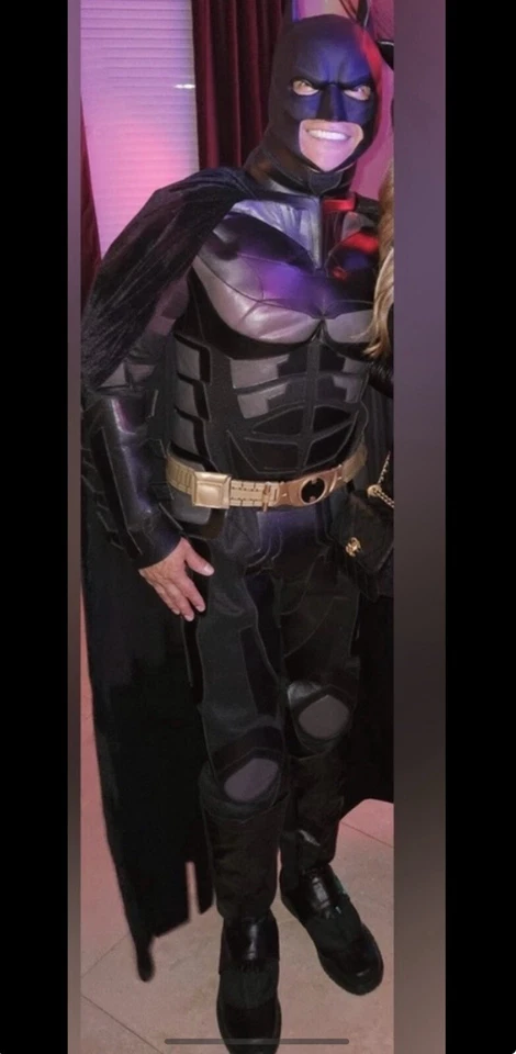 The Dark Knight Batman, Talla S conjunto incluye chaleco, mono, hombreras, cinturón Plus Foto 2 de 4