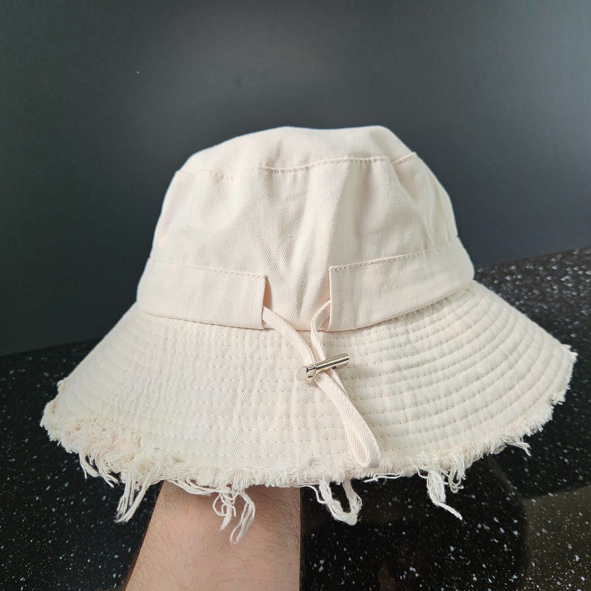 JACQUEMUS/関税送料込み Le bob Artichaut Bucket Hat Le Bob Artichaut bucket hat in white - Jacquemus | Mytheresa