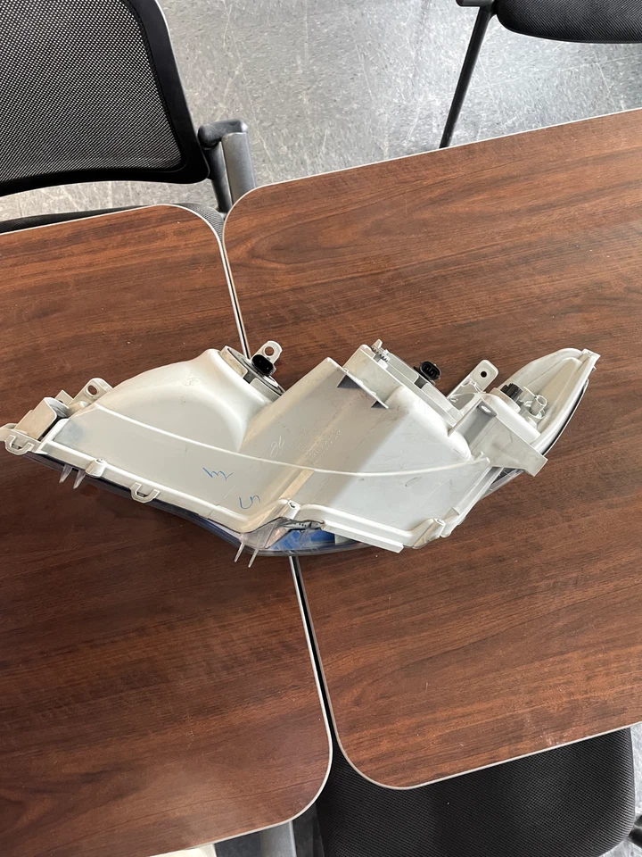 Toyota Camry SE Headlight Right Passenger Side - Image 2 of 4