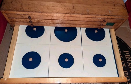 Autentico Armadio Geometrico Montessori in Legno Duro con 34 Inserti e Cornici Geometriche - Foto 4 di 9