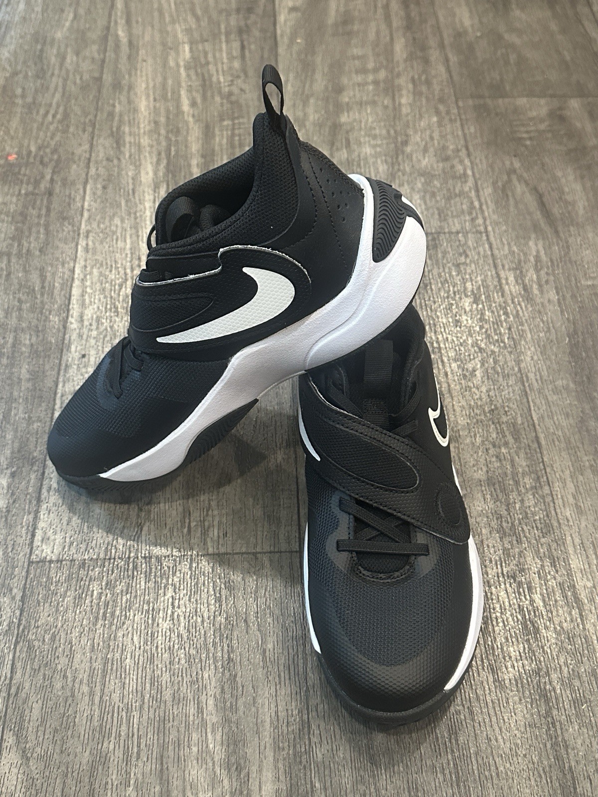 Nike Team Hustle  Youth Size 7Y Basketball Shoes sneakers Black White   NEW