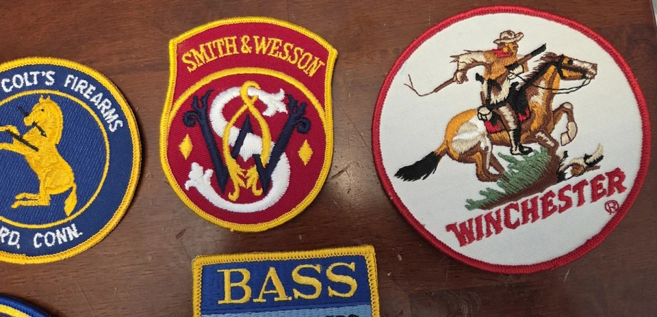 PISTOLA NAAMERICANA SMITH & WESSON COLT WINCHESTER DE COLECCIÓN +3 PARCHES ¡RARA!  Foto 3 de 4