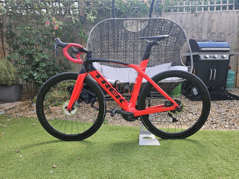 Trek Madone SL 6 Disc 54cm – UPGRADED Ultegra Di2, Bontrager XXX 4, Look Pedals