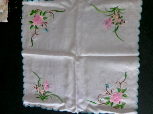 VINTAGE & ANTIQUE LOT OF 21 EMBROIDERED SILK HANKIES AND SATIN HANKY BOX - Picture 10 of 20