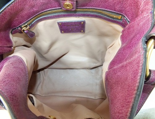 Bolso Hobo Prada Cartera de Cuero de Berenjena Cadena Dorada Cremalleras Etiqueta de Equipaje de Diseñador - Imagen 7 de 17