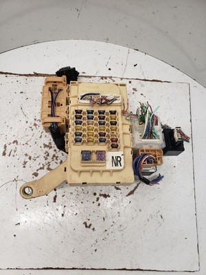 2004 Lexus RX330 Fuse Box Cabin OEM 1389106