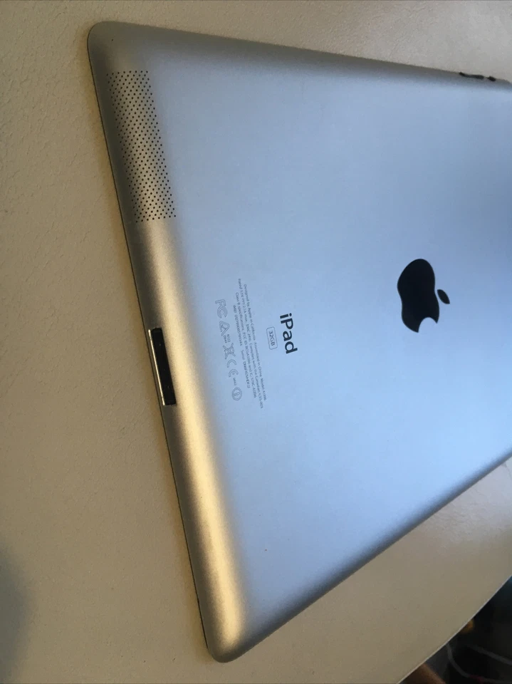 Apple iPad 2 32GB, Wi-Fi + 3G (Unlocked), 9.7in - Black Silver 2nd + - Image 4 of 4