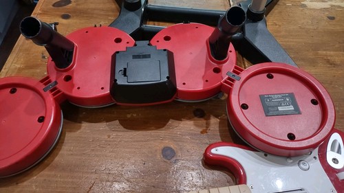 Xbox One Rock Band 4 Target esclusivo pacchetto rosso Fender batteria chitarra wireless - Foto 11 di 24