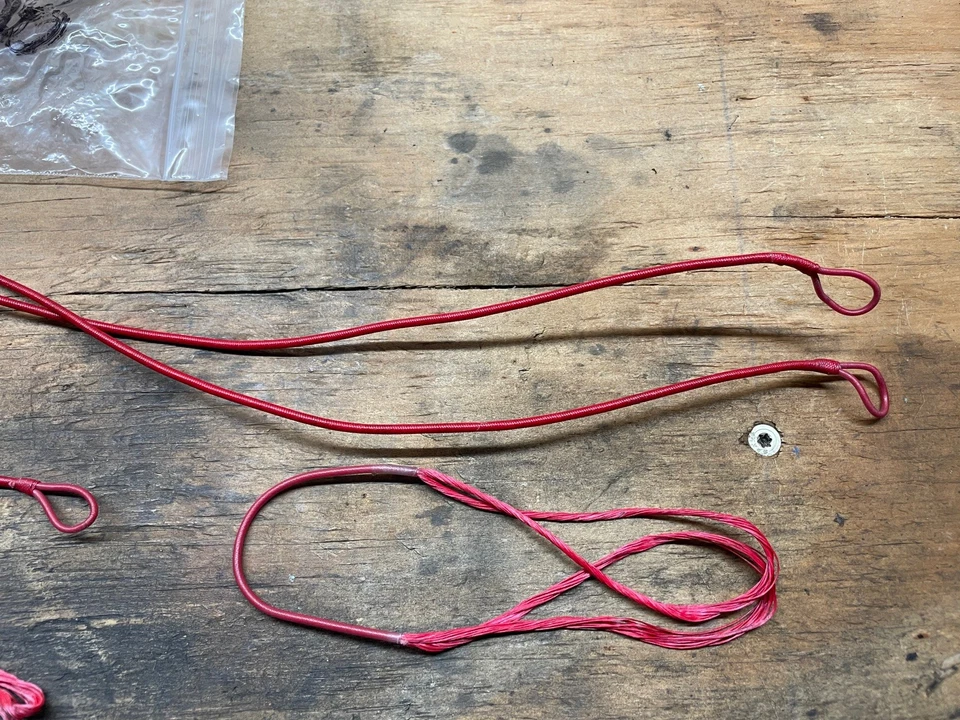 Mathews VXR 28 - Complete Bowstring Set - Signature Scarlet Red - Image 2 of 4