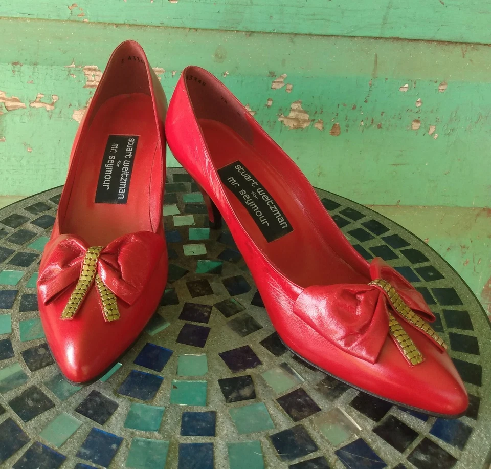 Stuart Weitzman 适用于 Mr Seymour 红色皮革高跟鞋金色口音蝴蝶结 7.5 NOS — 第 3/4 张图片