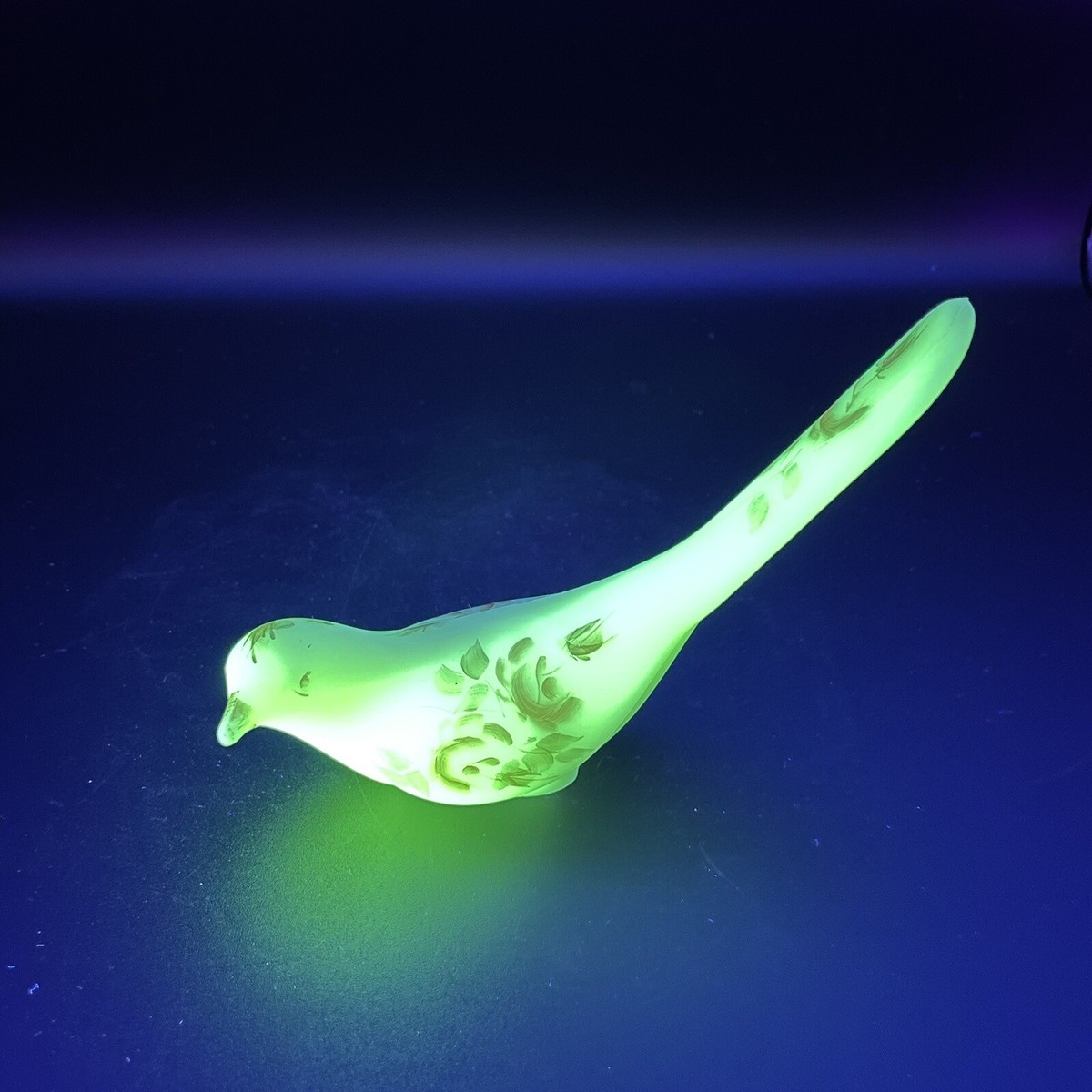Fenton Happiness Bird フェントン ハピネスバード70年代 Fenton Bird of Happiness - GLOWS - Custard Yellow Glass - Hand