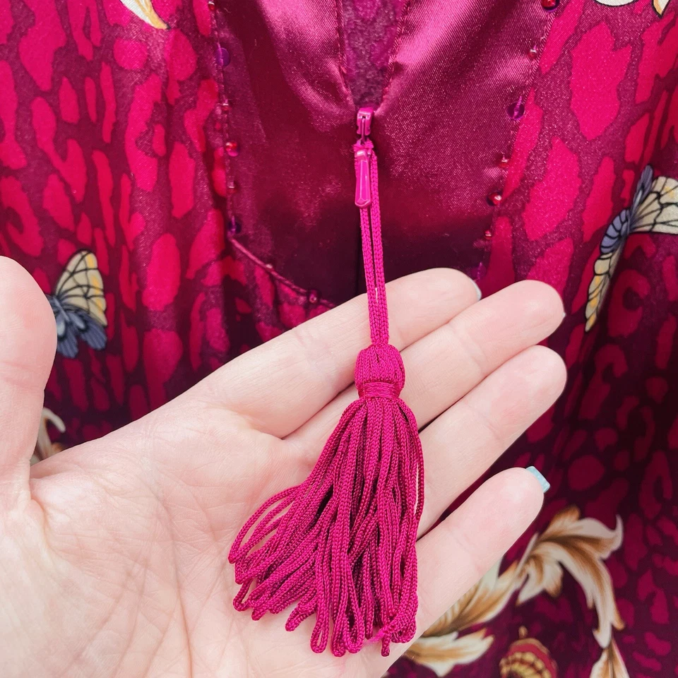 Bata larga de satén Morgan Taylor Intimates para mujer mediana con estampado de mantequilla en borgoña Foto 4 de 4