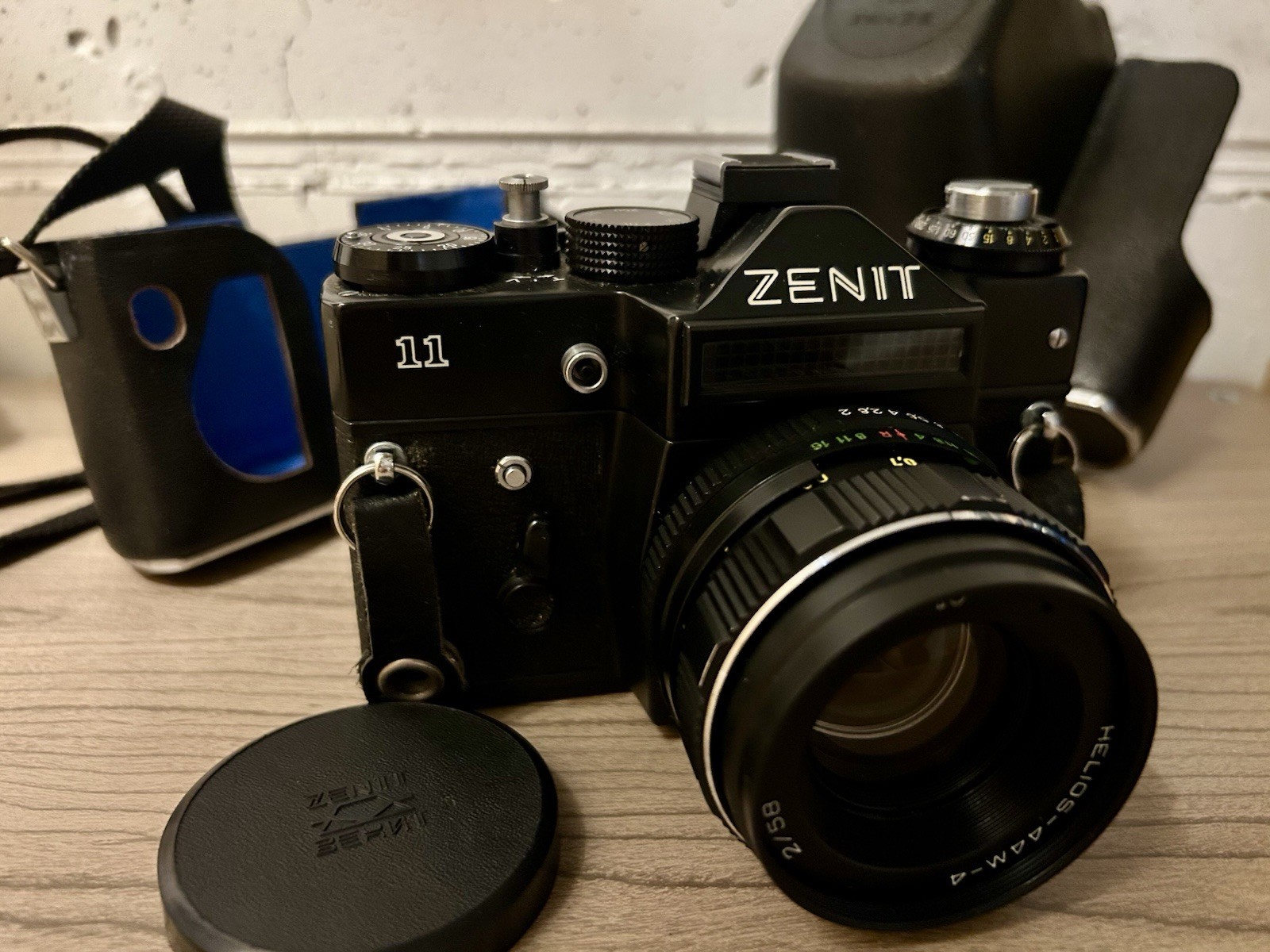Zenit 11 SLR analogica 35 mm nera con obiettivo Helios-44M-4 2/58 manuale